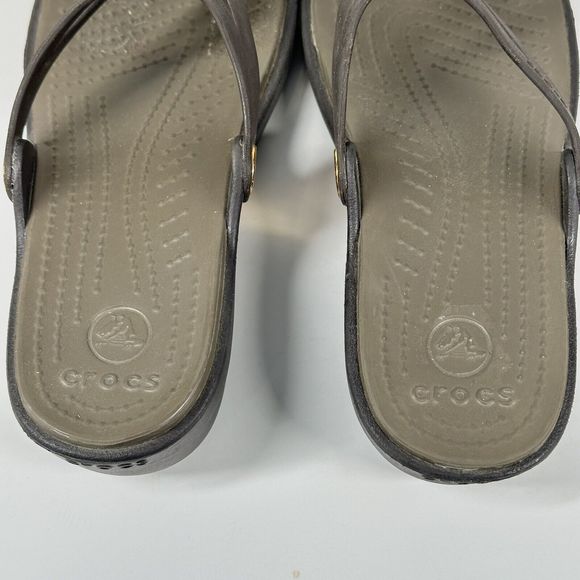 Crocs Sanrah Navy Grey Gold Medallion Circle Sandals Shoes Women's Size 6 - Picture 12 of 16